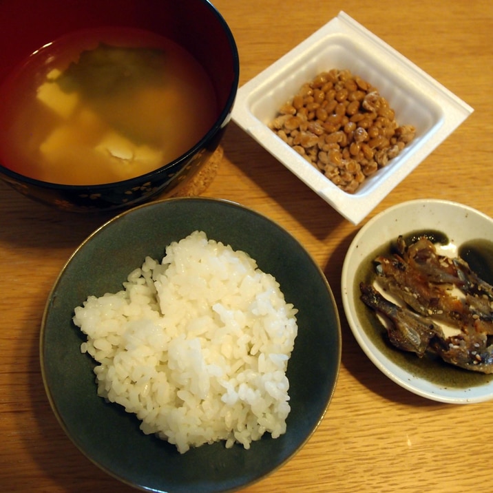 焼きししゃものみりん干しと納豆とお味噌汁の朝ごはん